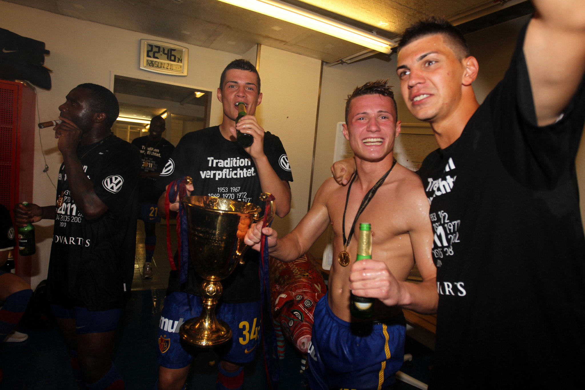 Granit Xhaka, Taulant Xhaka und Aleksandar Dragovic des FC Basel feiern in der Kabine mit dem Meisterpokal der Super League.