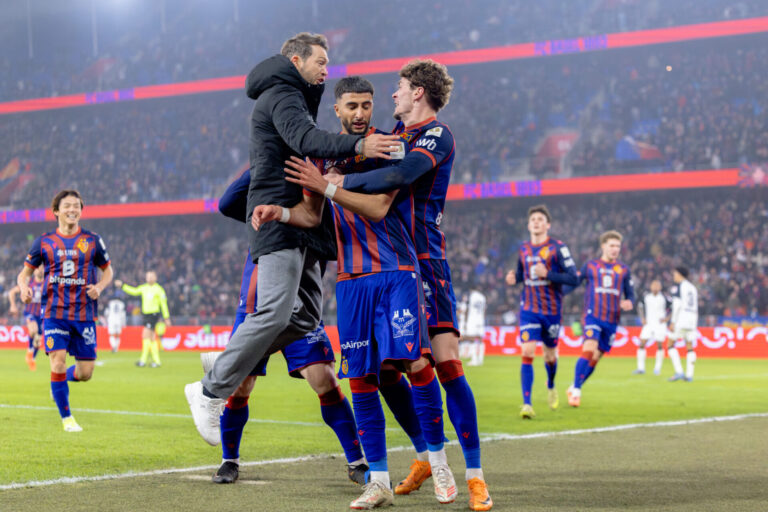 Alles zum Klassiker: … und dann sprintet Stephan Lichtsteiner die Seitenlinie hinunter