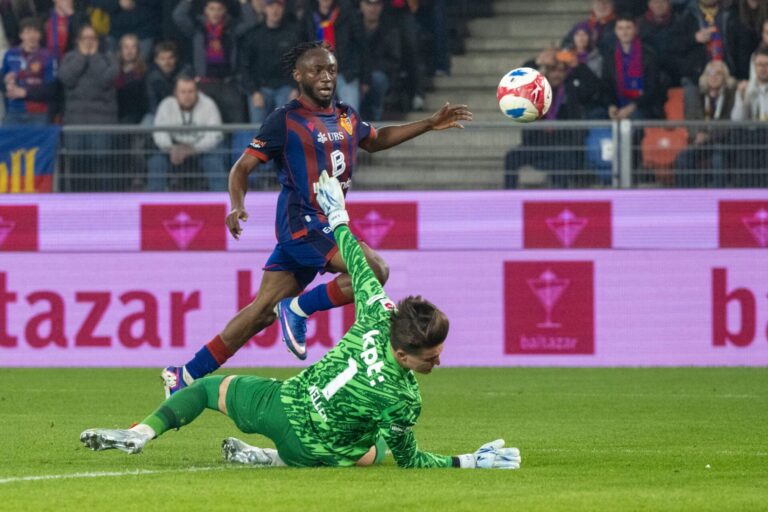 Geniestreiche und Eigentore: Der FCB und YB trennen sich Unentschieden in einem wilden Spektakel