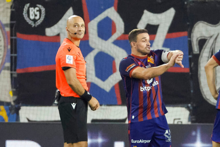 FCB schlägt YB: Der VAR sieht ein Handspiel, aber übersieht eine Abseitsposition