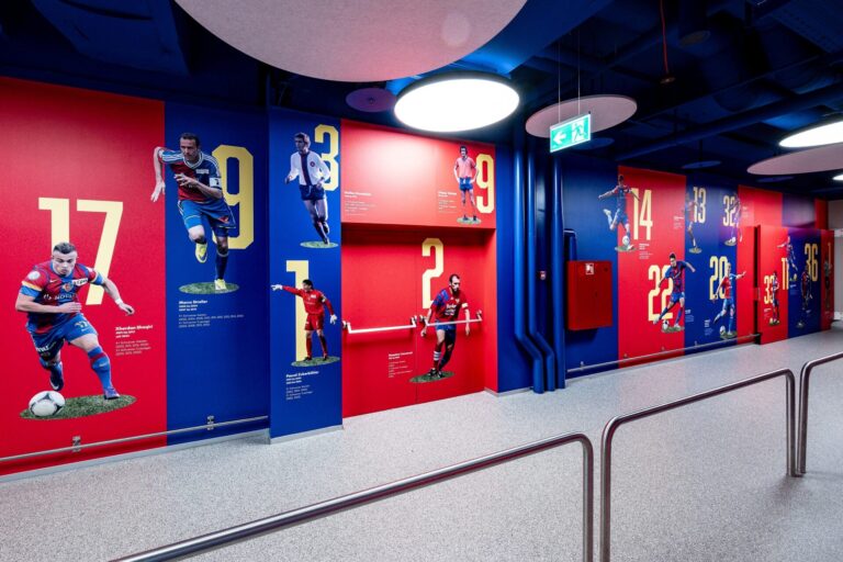 Diese zwei Spieler kicken auf der neuen Legenden-Wand