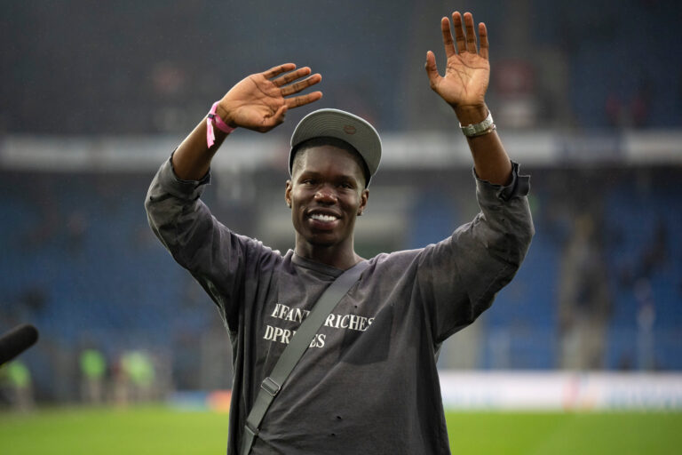 Geschenk an FCB-Trainer: Von Thierno Barry erhält Fabio Celestini «den besten Titel»