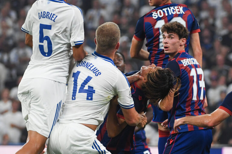 Champions-League-Aus: FCB hadert mit dem Schicksal – und einem Würgegriff, der nicht geahndet wurde