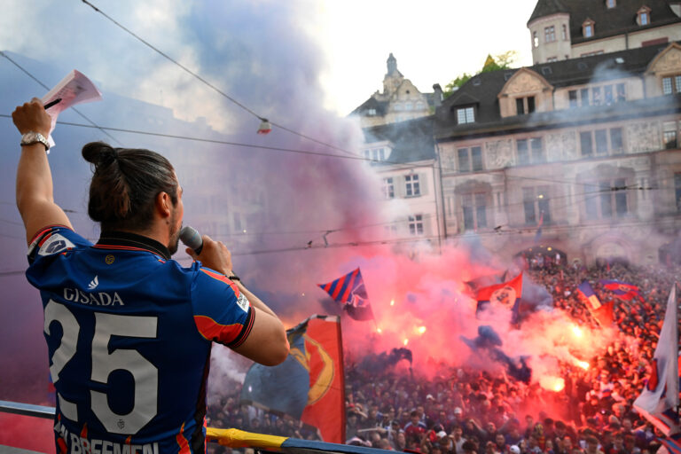 FC Basel: Spontane Meisterfeier: Davide Callà ist der Zeremonienmeister, Xherdan Shaqiri schwingt die Fahne