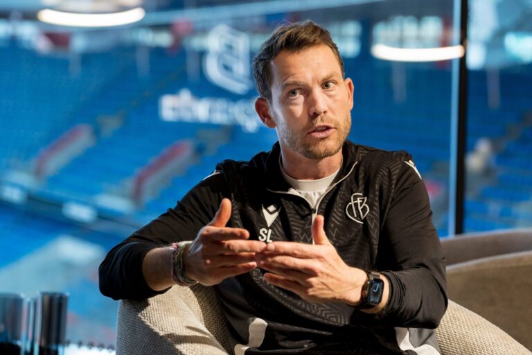 FCB-Trainer Lichtsteiner nimmt Kritik mit Humor: «Das Bild von mir in der Badehose rahme ich ein»