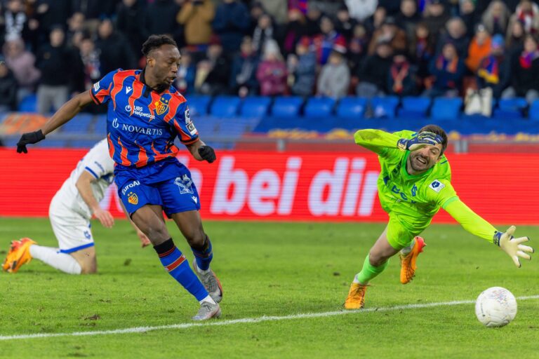Alles zum Spiel gegen Lausanne: Bei Lausanne-Sport ist es der VAR, beim FC Basel die Linienrichterin