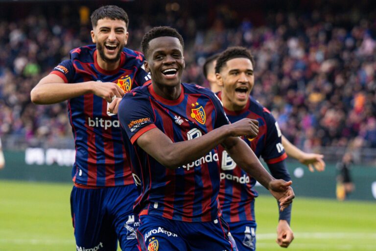 Zwei Distanztorschützen jubeln: die Noten des FC Basel zum 3:1 gegen Servette