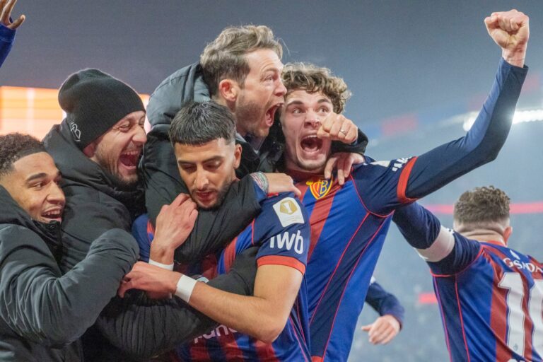 Eine aberwitzige Wendung beschert Stephan Lichtsteiner ersten Sieg als FCB-Trainer