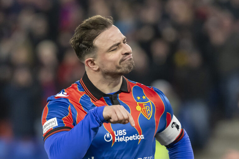 Der FCB erobert dank Shaqiris Elfmeterkünsten die Spitze zurück
