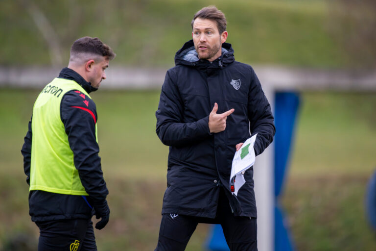 Einstand als FCB-Trainer: Macht es Stephan Lichtsteiner wie Patrick Rahmen oder wie Murat Yakin?