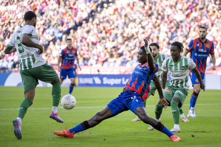 «FCB direkt» – Rotblau total: FC Basel: Luxusproblem im Sturm, Not in der Abwehr…