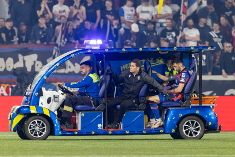 Saisonende für FCB-Verteidiger?: Dominik Schmid fällt mit Gehirnerschütterung aus