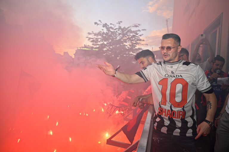 Meisterfeier des FC Basel: Taulant Xhaka leistet sich auf dem Balkon mehrere Ausrutscher