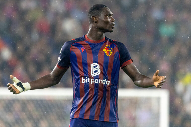 Wackeliger FCB-Innenverteidiger: Jonas Adjetey stellt Ludovic Magnin vor eine Millionenfrage