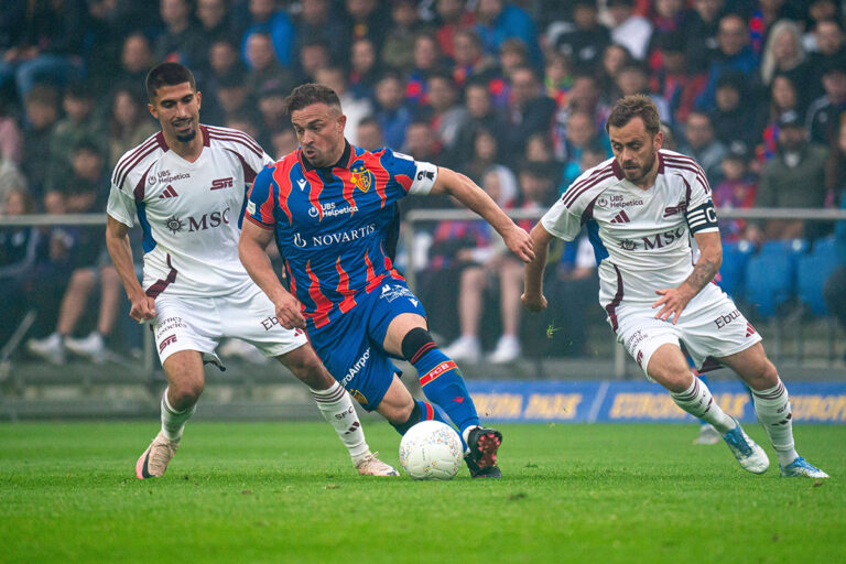 Der FC Basel und Xherdan Shaqiri nehmen die Geschenke dankbar an und rasen dem Meistertitel entgegen