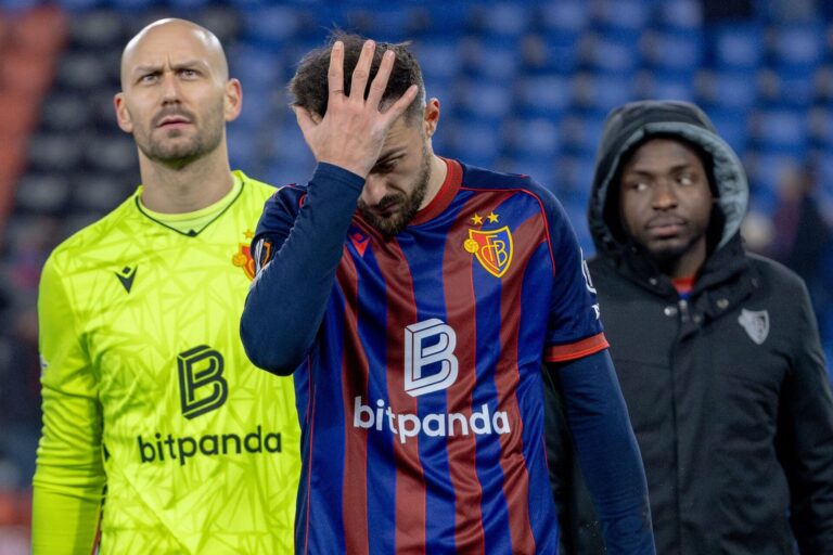 Lichtsteiners Premiere endet mit Pleite: Der FC Basel sagt Europa nach zahnloser Vorstellung Adieu