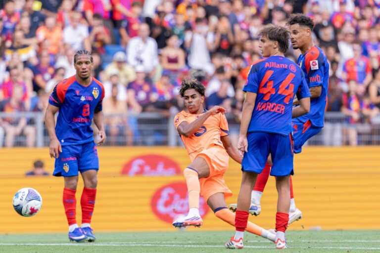 Lamine Yamal begeistert beim 5:2-Sieg von Barcelona das Joggeli, und auch die FCB-Spieler werden nach dem Spiel zu Fans
